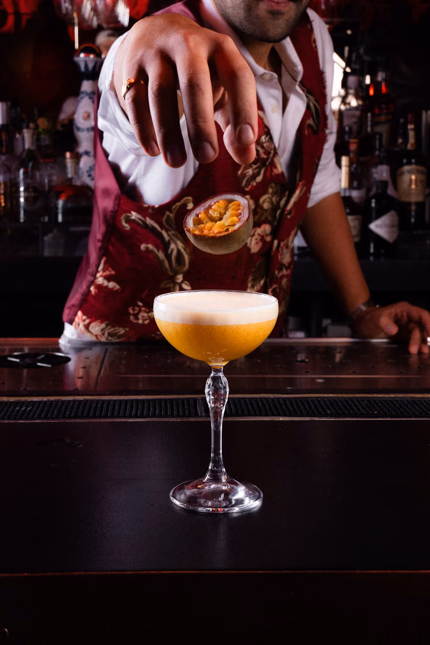 Bartender van La Nostra Gigí maakt een signature cocktail